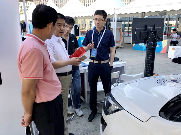 北京市民参观我校智能车